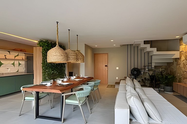 House with 3 Suites, Pool and Hot Tub for up to 9 People by