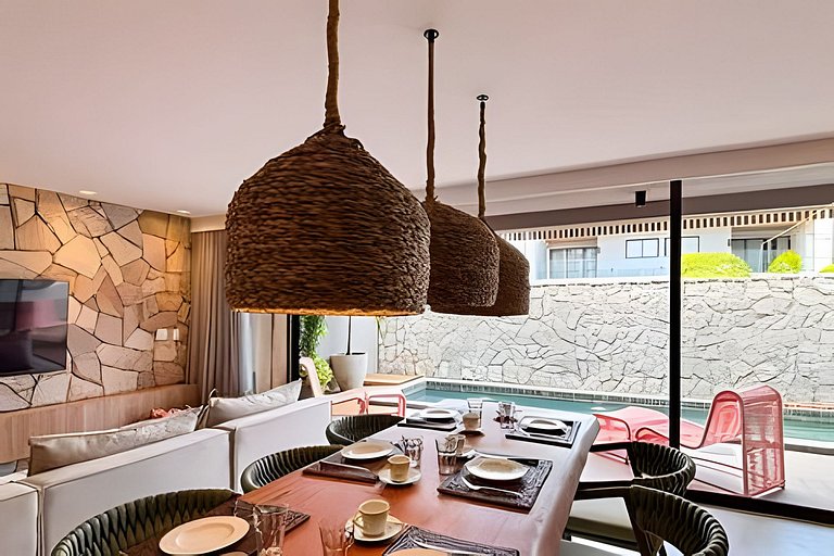 House with 3 Suites, Pool and Hot Tub for up to 9 People by