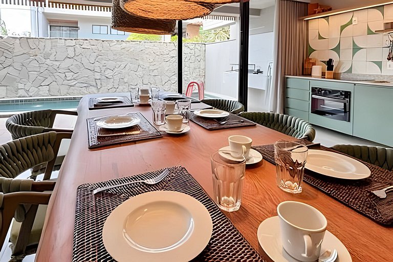 House with 3 Suites, Pool and Hot Tub for up to 9 People by
