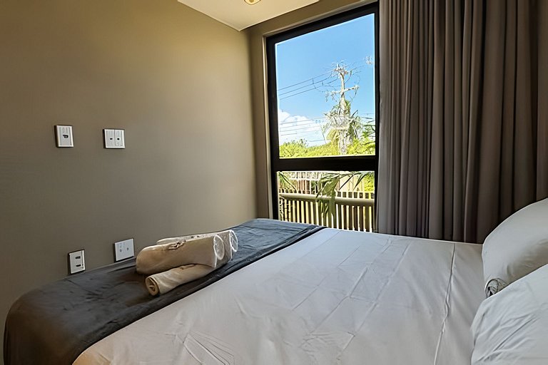 House with 3 Suites, Pool and Hot Tub for up to 9 People by