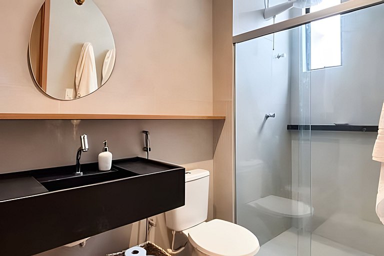 House with 3 Suites, Pool and Hot Tub for up to 9 People by