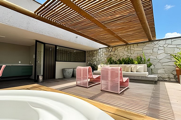 House with 3 Suites, Pool and Hot Tub for up to 9 People by