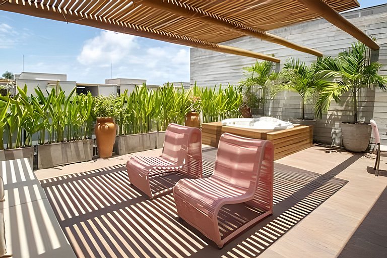 House with 3 Suites, Pool and Hot Tub for up to 9 People by