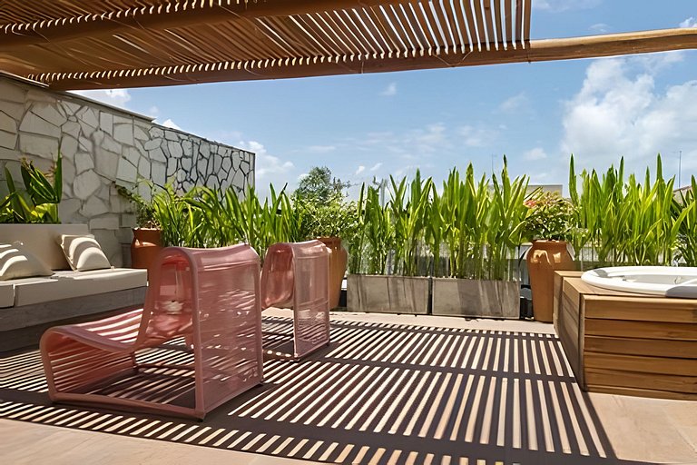 House with 3 Suites, Pool and Hot Tub for up to 9 People by