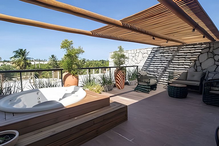 Triplex with 3 suites, pool and hot tub for up to 12 people