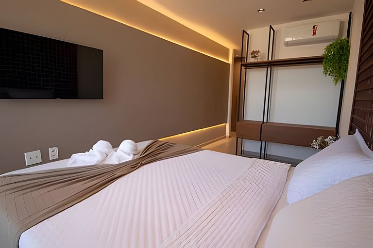 Triplex with 3 suites, pool and hot tub for up to 12 people