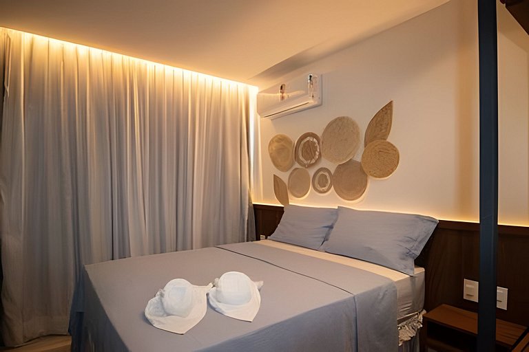 Triplex with 3 suites, pool and hot tub for up to 12 people