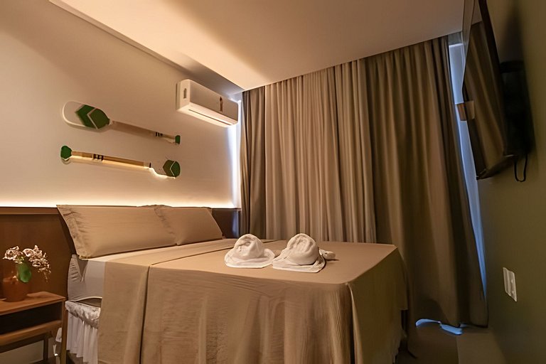 Triplex with 3 suites, pool and hot tub for up to 12 people