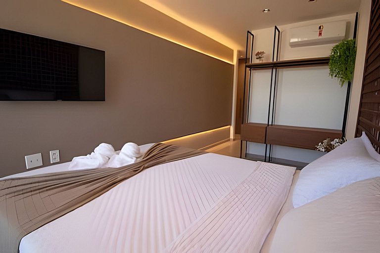 Triplex with 3 suites, pool and hot tub for up to 12 people