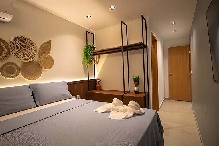 Triplex with 3 suites, pool and hot tub for up to 12 people