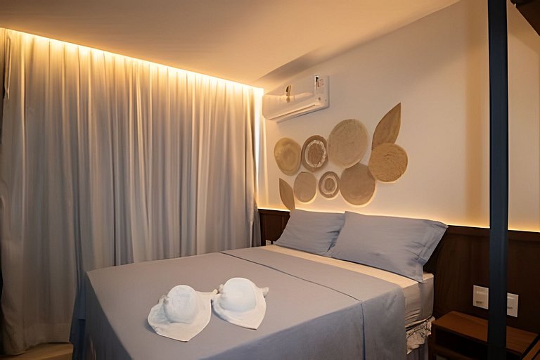 Triplex with 3 suites, pool and hot tub for up to 12 people