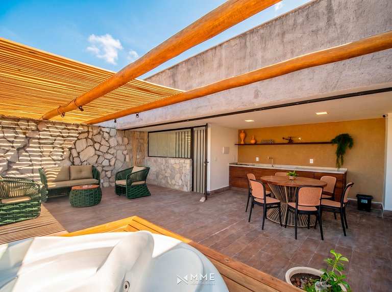 Triplex with 3 suites, pool and hot tub for up to 12 people