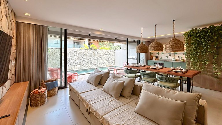 Triplex with 3 suites, pool and hot tub for up to 12 people