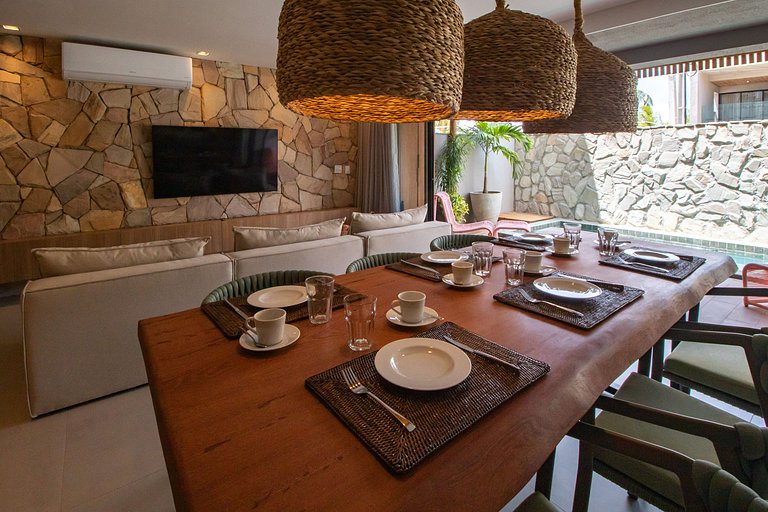 Triplex with 3 suites, pool and hot tub for up to 12 people